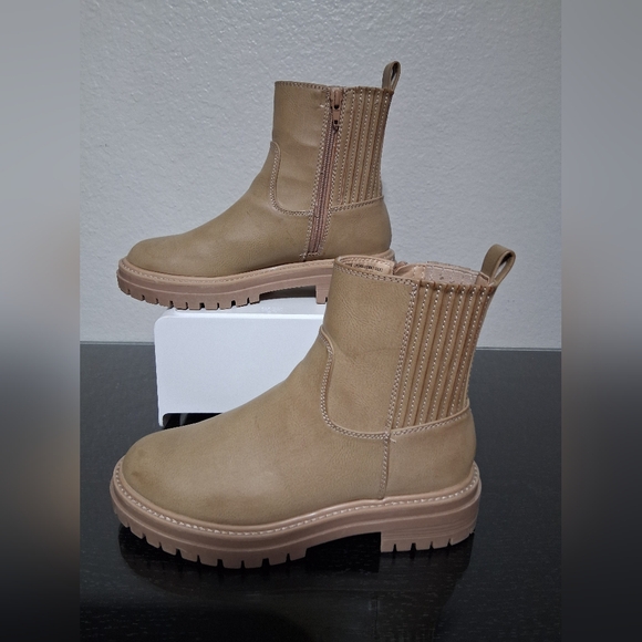 Time and Tru Women's Lug Chelsea Tan Brown Beige Memory Foam BOOT - Picture 3 of 6